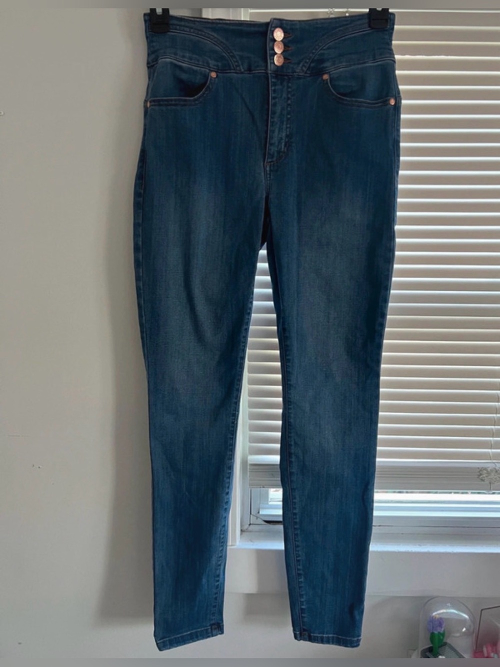 NWOT- 8-10 classic three button Guess Women's Skinny Jeans in Dark Blue Wash